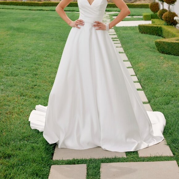 New Off White Wedding Satin Ball Dress w/ V-Neckline & Flowing Train NX JE1015 - Picture 9 of 12